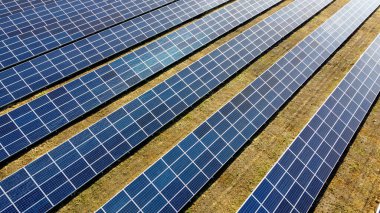 Güneş enerjisi istasyonu panelleri üzerinde hava aracı görüntüleme uçuşu.