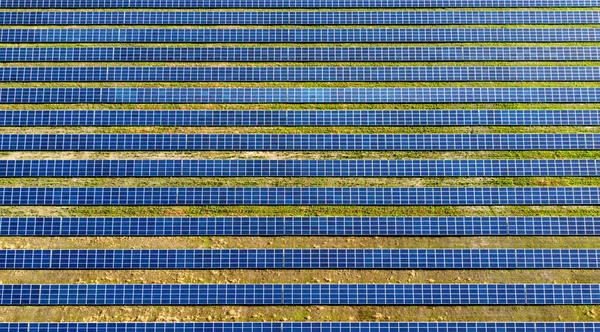 Lot z lotu drona lotniczego nad panelami elektrowni słonecznej. — Zdjęcie stockowe