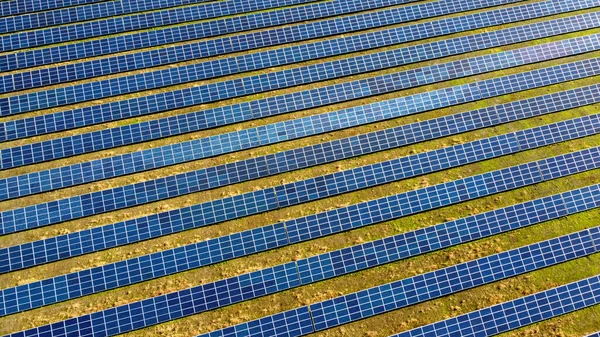 태양열 발전소 패널 위를 날고 있는 공중 무인기. — 스톡 사진
