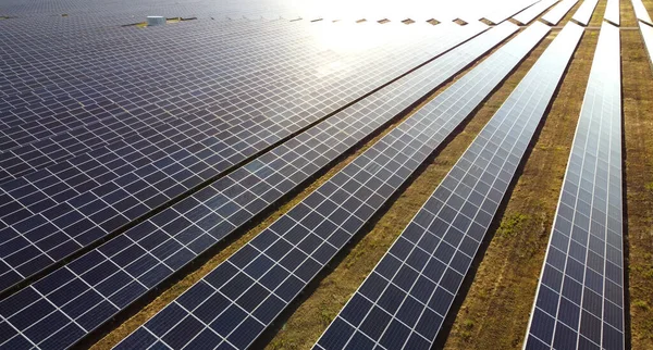 Güneş enerjisi istasyonu panelleri üzerinde hava aracı görüntüleme uçuşu.