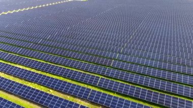 Güneş enerjisi istasyonu panelleri üzerinde hava aracı görüntüleme uçuşu.
