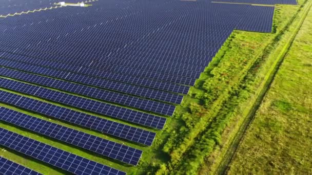 Güneş enerjisi istasyonu panelleri üzerinde hava aracı görüntüleme uçuşu. — Stok video