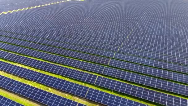 Полет беспилотника над панелями солнечных электростанций. — стоковое видео