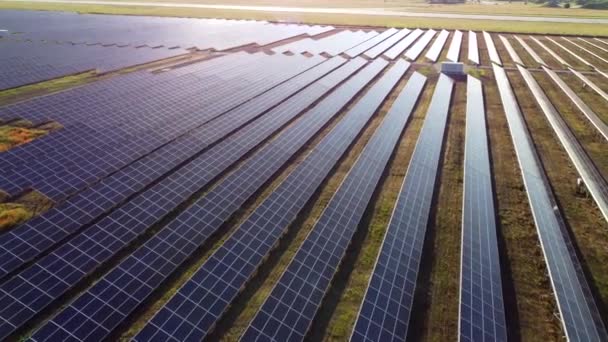 Luchtdrone zicht vlucht over zonnepanelen. — Stockvideo