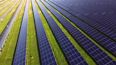 Güneş enerjisi istasyonu panelleri üzerinde hava aracı görüntüleme uçuşu.