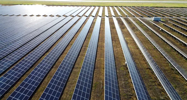 Vôo aéreo da visão do drone sobre painéis da central de energia solar. — Fotografia de Stock