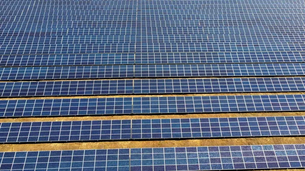 Avión teledirigido vista vuelo sobre paneles de la central solar. —  Fotos de Stock