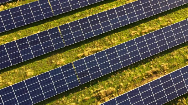 Αεροφωτογραφία drone πτήση πάνω από τα πάνελ των σταθμών ηλιακής ενέργειας. — Φωτογραφία Αρχείου