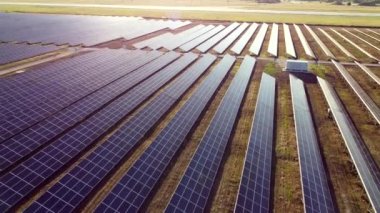 Güneş enerjisi istasyonu panelleri üzerinde hava aracı görüntüleme uçuşu.