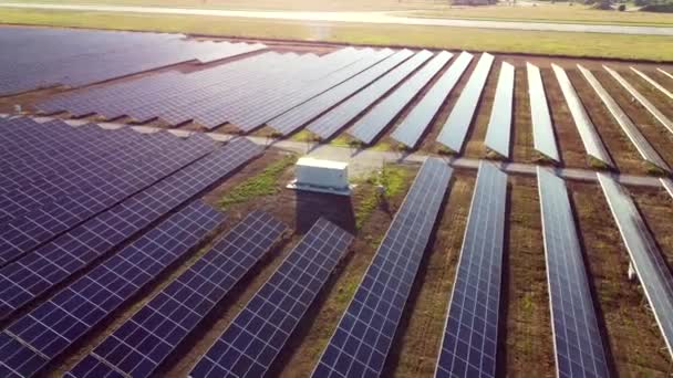 Полет беспилотника над панелями солнечных электростанций. — стоковое видео
