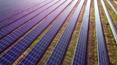 Güneş enerjisi istasyonu panelleri üzerinde hava aracı görüntüleme uçuşu.