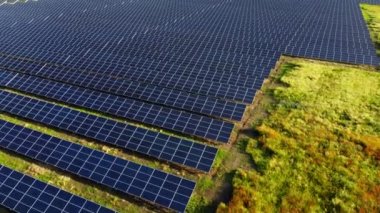 Güneş enerjisi istasyonu panelleri üzerinde hava aracı görüntüleme uçuşu.