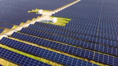 Güneş enerjisi istasyonu panelleri üzerinde hava aracı görüntüleme uçuşu.