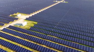 Güneş enerjisi istasyonu panelleri üzerinde hava aracı görüntüleme uçuşu.
