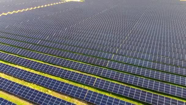 Drohnenflug über Solarkraftwerkskollektoren. — Stockvideo