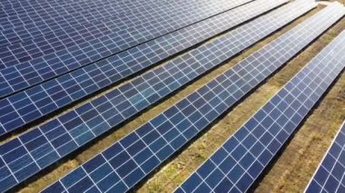 Güneş enerjisi istasyonu panelleri üzerinde hava aracı görüntüleme uçuşu.