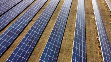 Güneş enerjisi istasyonu panelleri üzerinde hava aracı görüntüleme uçuşu.