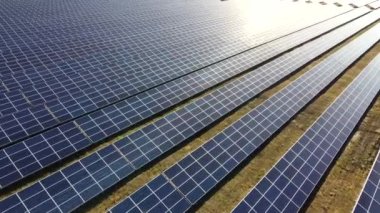 Güneş enerjisi istasyonu panelleri üzerinde hava aracı görüntüleme uçuşu.