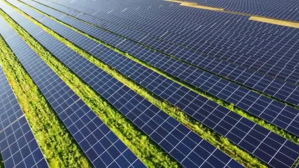 Avión teledirigido vista vuelo sobre paneles de la central solar. — Vídeo de stock