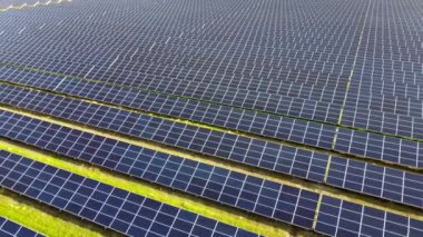 Güneş enerjisi istasyonu panelleri üzerinde hava aracı görüntüleme uçuşu.