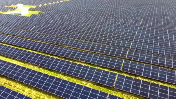 Drohnenflug über Solarkraftwerkskollektoren. — Stockvideo