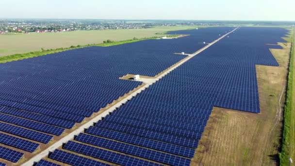 Letecký bezpilotní let nad panely solárních elektráren. — Stock video