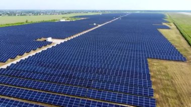 Güneş enerjisi istasyonu panelleri üzerinde hava aracı görüntüleme uçuşu.