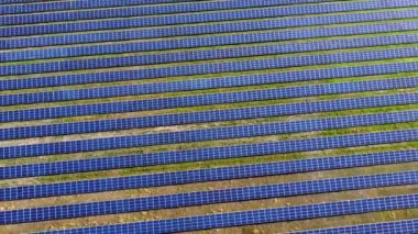 Güneş enerjisi istasyonu panelleri üzerinde hava aracı görüntüleme uçuşu.