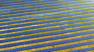 Güneş enerjisi istasyonu panelleri üzerinde hava aracı görüntüleme uçuşu.