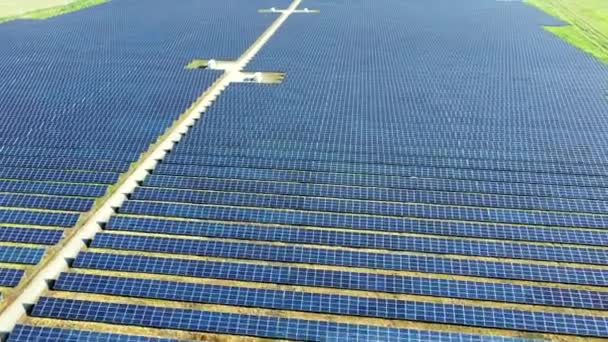 Flygdrönare visa flygning över solkraftverk paneler. — Stockvideo