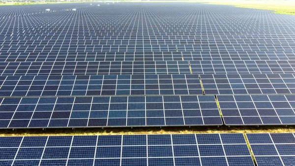 Avión teledirigido vista vuelo sobre paneles de la central solar. — Foto de Stock