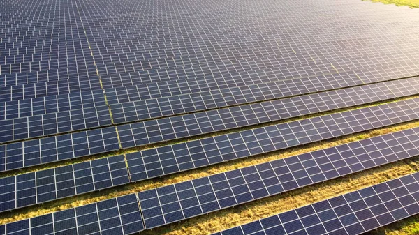 太陽光発電所パネル上の空中ドローンビューフライト. — ストック写真