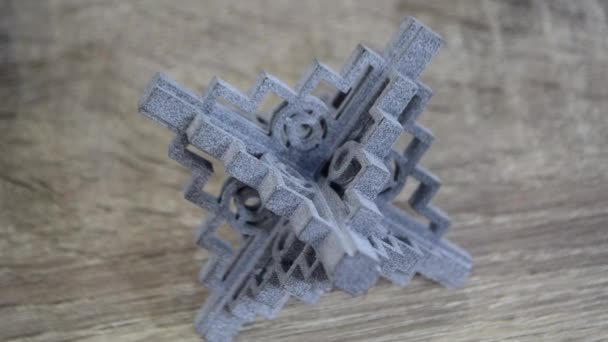 Voorwerp gedrukt op poeder 3D printer van polyamide poeder close-up — Stockvideo