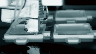 3D yazıcı çalışıyor. Baş 3D yazıcı faaliyeti. 3B yazdırma süreci.