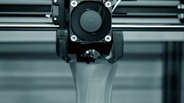 3D yazıcı çalışıyor. Baş 3D yazıcı faaliyeti. 3B yazdırma süreci.