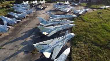 Eski paslı bozuk uçak üzerinde hava aracı görüntüsü.