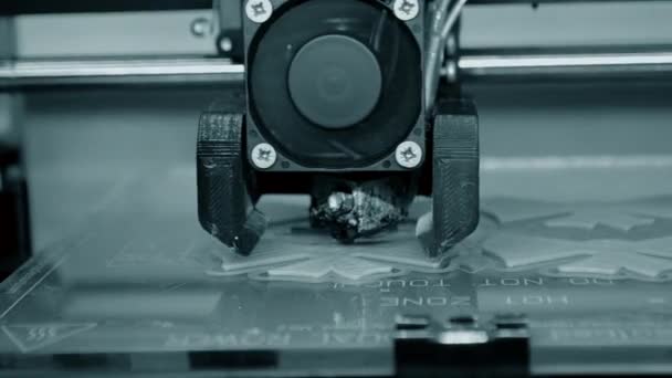 3D printer werkt. Actie van hoofd 3D printer. 3D-printproces. — Stockvideo