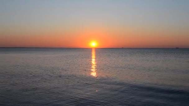 Zonsopgang zonsondergang op zee. Zomer zonsondergang zonsondergang zeegezicht. — Stockvideo