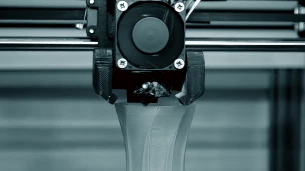 3D εκτυπωτής λειτουργεί. Δράση του επικεφαλής 3D εκτυπωτή. Διαδικασία τρισδιάστατης εκτύπωσης. — Αρχείο Βίντεο
