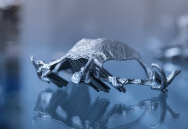 Metal 3d yazıcıya yakın çekimde yazdırılan nesne.