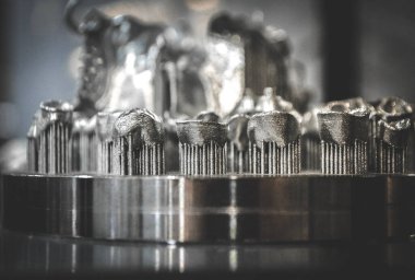 Metal 3d yazıcıya yakın çekimde yazdırılan nesne