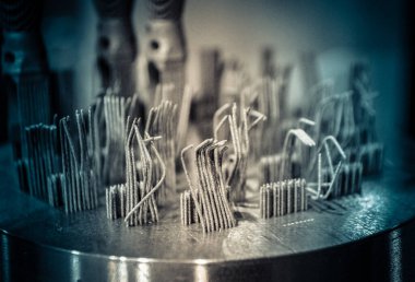 Metal 3d yazıcıya yakın çekimde yazdırılan nesne