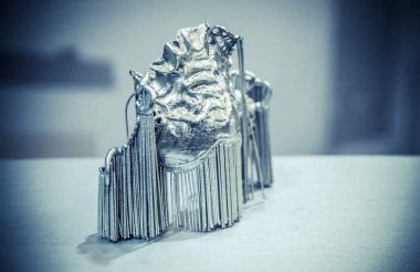 Lazer sinterleme makinesine basılmış diş kaplaması. Modern 3D yazıcı