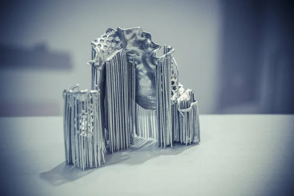 Coronas dentales impresas en máquina sinterizadora láser. Impresora 3D moderna — Foto de Stock