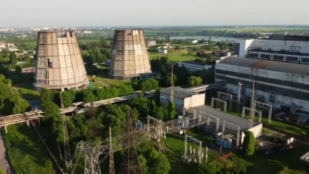 Vuelo aéreo con vista a drones cerca de la central térmica. Torres de refrigeración de CHP — Vídeo de stock