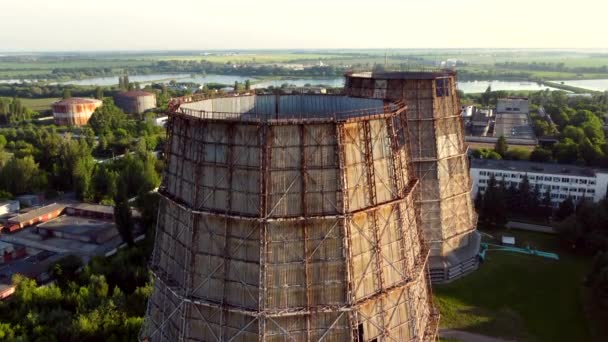 Vuelo aéreo con vista a drones cerca de la central térmica. Torres de refrigeración de CHP — Vídeos de Stock