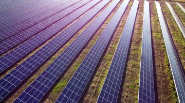 Güneş enerjisi istasyonu panelleri üzerinde hava aracı görüntüleme uçuşu.