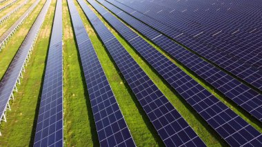 Güneş enerjisi istasyonu panelleri üzerinde hava aracı görüntüleme uçuşu.