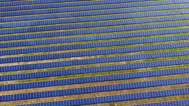 Güneş enerjisi istasyonu panelleri üzerinde hava aracı görüntüleme uçuşu.