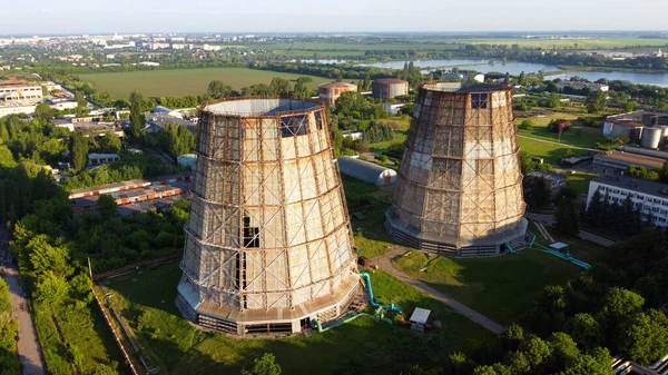 Letecký bezpilotní let poblíž tepelné elektrárny. Chladicí věže kogenerační jednotky — Stock fotografie